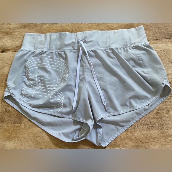 Under Armour Women’s Size Large Gray Speed Pocket‎ Graphic Shorts - Picture 3 of 13